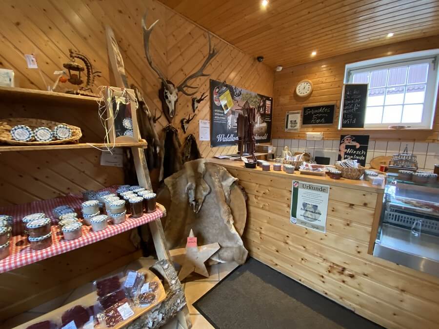 Waldladen Sortiment – Weine, Schnäpse, Honig, Holzarbeiten und Felle